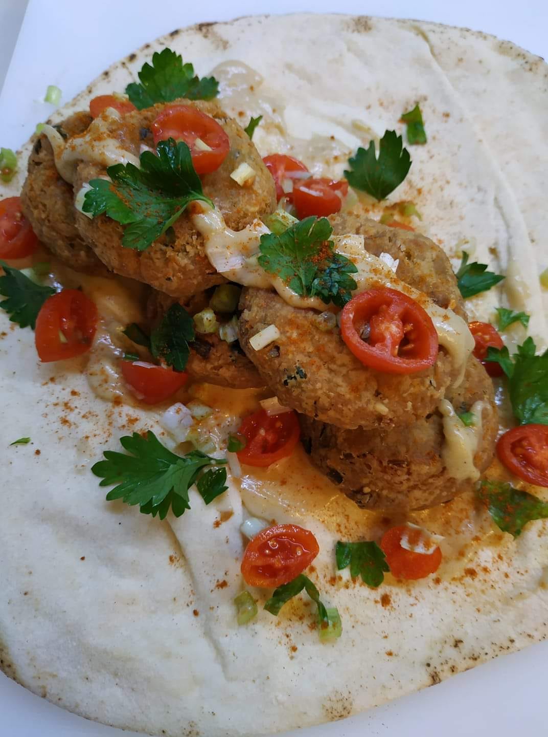 αραβική πίτα με φαλάφελ,σως ταχίνι,vegan,σνακ