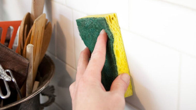 Λερωμένοι Αρμοί στην κουζίνα από λάδια και σάλτσες: Δες πώς θα επαναφέρεις το χρώμα και την καθαριότητα ξανά